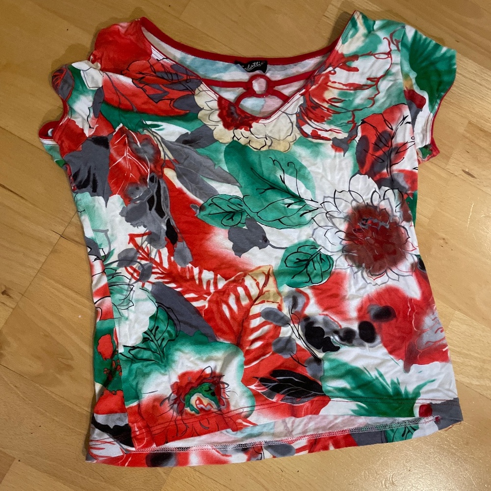 detailed flower design with red detail in front